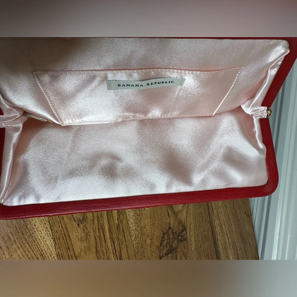 Banana republic clutch pink with roses like new - Picture 6 of 6